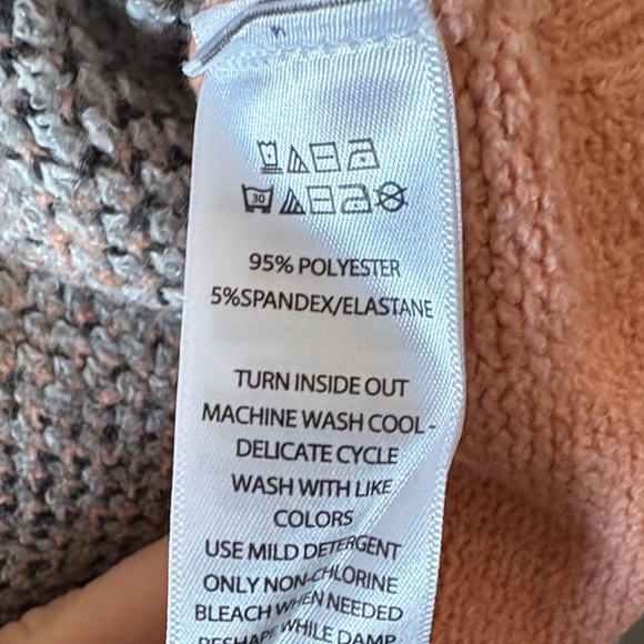 William Rast Peach and Black Argyle V-Neck Sweater LL173 - Picture 6 of 6